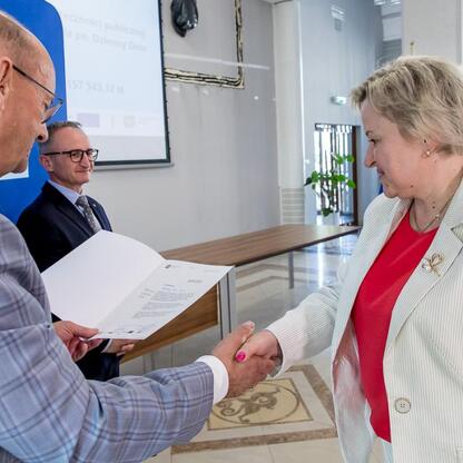 Wicemarszałek Grzegorz Boski wręcza gratulacje beneficjentom projektów energetycznych w Województwie Śląskim. (wygenerowano przez AI)