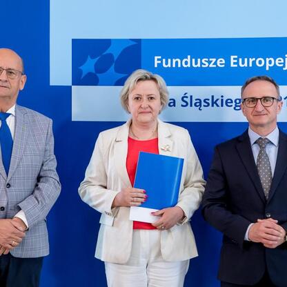 Wicemarszałek Grzegorz Boski i jego współpracownicy wręczają listy gratulacyjne beneficjentom konkursów związanych z rozwojem energetyki i efektywnością budynków użyteczności publicznej w Śląsku. (wygenerowano przez AI)