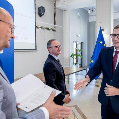 Wicemarszałek Grzegorz Boski wręcza listy gratulacyjne beneficjentom projektów energetycznych województwa śląskiego. (wygenerowano przez AI)