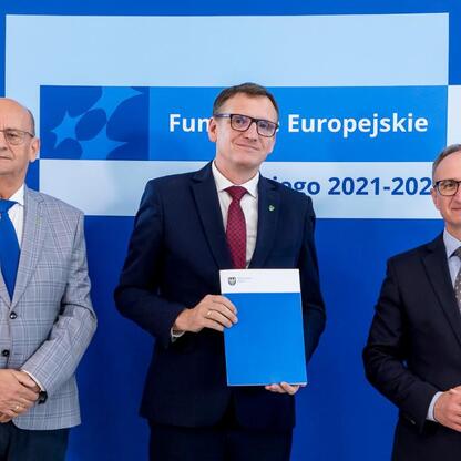 Grzegorz Boski, wicemarszałek Województwa Śląskiego, wręcza listy gratulacyjne beneficjentom konkursów związanych z rozwojem energetyki. (wygenerowano przez AI)