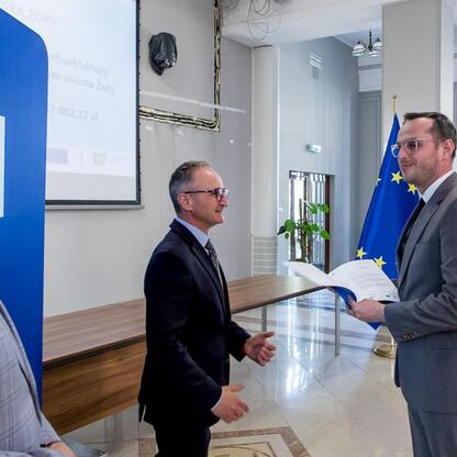 Grzegorz Boski, wicemarszałek Województwa Śląskiego, wręcza listy gratulacyjne beneficjentom projektów promujących efektywność energetyczną i odnawialne źródła energii. (wygenerowano przez AI)