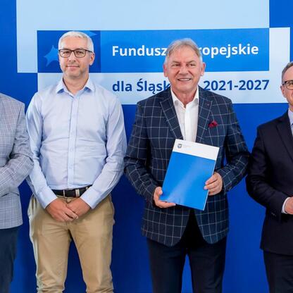 Wicemarszałek Grzegorz Boski i jego współpracownicy przedstawiają projekty finansowane z Europejskich Funduszy dla Śląska 2021-2027. (wygenerowano przez AI)