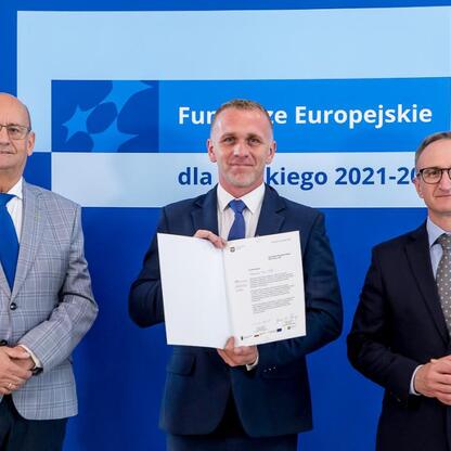 Grzegorz Boski, wicemarszałek Województwa Śląskiego, wręcza listy gratulacyjne beneficjentom projektów energetycznych w ramach Funduszy Europejskich dla Śląska 2021-2027. (wygenerowano przez AI)