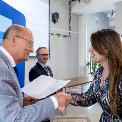 Grzegorz Boski i inżynier Marcin Ryś podczas wręczenia listów gratulacyjnych beneficjentom projektów energetycznych województwa śląskiego. (wygenerowano przez AI)