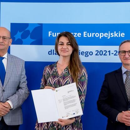 Grzegorz Boski, wicemarszałek Województwa Śląskiego, wręcza listy gratulacyjne beneficjentom projektów energetycznych finansowanych z Europejskich Funduszy dla Śląska 2021-2027. (wygenerowano przez AI)