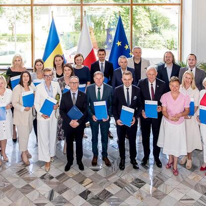 Grzegorz Boski, wicemarszałek Województwa Śląskiego, wręcza listy gratulacyjne beneficjentom projektów energetycznych. (wygenerowano przez AI)