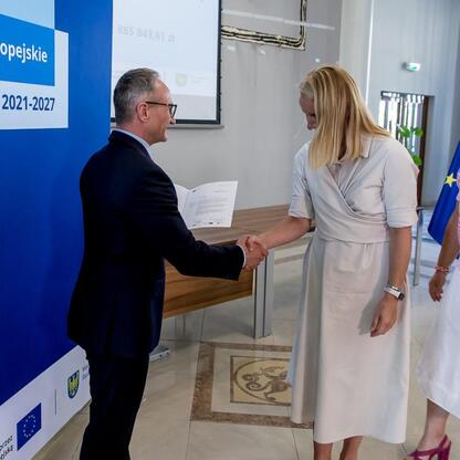 Grzegorz Boski, wicemarszałek Województwa Śląskiego, wręcza listy gratulacyjne beneficjentom projektów energetycznych z Europejskich Funduszy dla Śląska 2021-2027. (wygenerowano przez AI)
