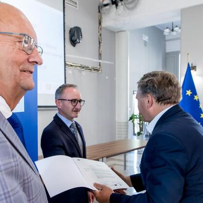 Grzegorz Boski, Wicemarszałek Województwa Śląskiego, wręcza listy gratulacyjne beneficjentom projektów energetycznych. (wygenerowano przez AI)