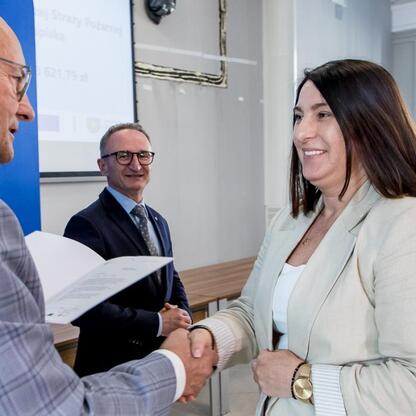 Grzegorz Boski, wicemarszałek Województwa Śląskiego, wręcza listy gratulacyjne beneficjentom projektów energetycznych finansowanych z Europejskich Funduszy. (wygenerowano przez AI)