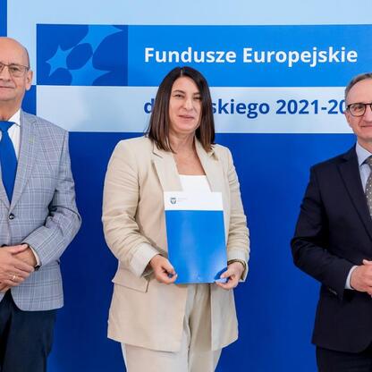 Grzegorz Boski, wicemarszałek Województwa Śląskiego, wręcza listy gratulacyjne beneficjentom konkursów związanych z rozwojem energetyki. (wygenerowano przez AI)