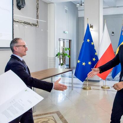 Grzegorz Boski, wicemarszałek Województwa Śląskiego, wręcza listy gratulacyjne beneficjentom projektów energetycznych finansowanych z Europejskich Funduszy. (wygenerowano przez AI)