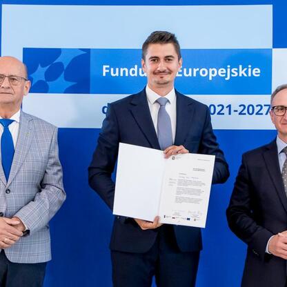 Wicemarszałek Grzegorz Boski wręcza listy gratulacyjne beneficjentom projektów energetycznych województwa śląskiego. (wygenerowano przez AI)