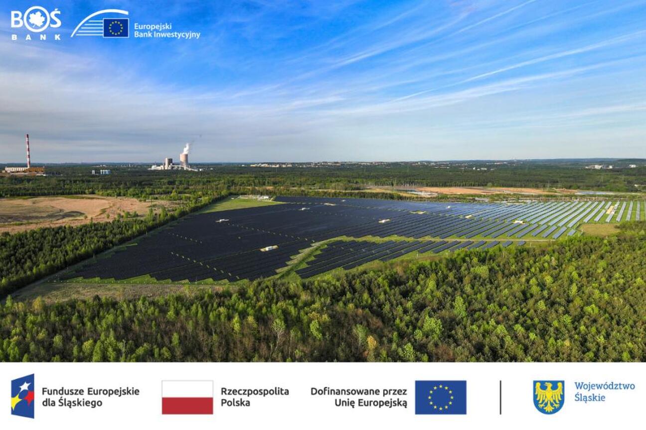 Słoneczny dzień na farmie słonecznej w Silesia, promującą odnawialne źródła energii. (wygenerowano przez AI)