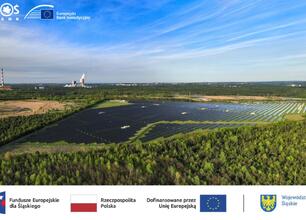 Słoneczny dzień na farmie słonecznej w Silesia, promującą odnawialne źródła energii. (wygenerowano przez AI)