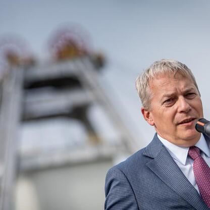 Marszałek Wojciech Saługa przemawia na briefingu prasowym o inwestycji PKW w Sobieski Coal Mine. (wygenerowano przez AI)
