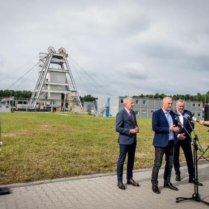 Wojciech Saługa, Marszałek Województwa Śląskiego, prowadzi briefinig prasowy na Grzegorzowskim szybowisku w Jaworznie, omawiając inwestycje w kopalnię Dąb. (wygenerowano przez AI)