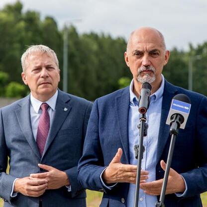 Wojciech Saługa, Marszałek Województwa Śląskiego, prowadzi briefinig prasowy na Grzegorzowskim szybowisku w Jaworznie, dotyczący inwestycji Południowego Koncernu Węglowego w Sobieski Mining Complex. (wygenerowano przez AI)