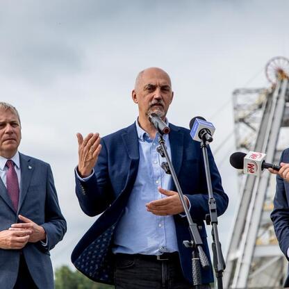 Wojciech Saługa, Marszałek Województwa Śląskiego, prowadzi konferencję prasową w Grzegorzowej Kopalni Węgla Kamiennego w Jaworznie. (wygenerowano przez AI)