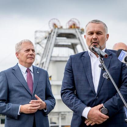 Wojciech Saługa, Marszałek Województwa Śląskiego, prowadzi briefinig prasowy na Grzegorzowskim szybowisku w Jaworznie, podkreślając znaczenie inwestycji w Sobieskim ZG dla energetyki i gospodarki regi (wygenerowano przez AI)