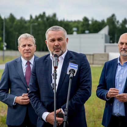Marszałek Wojciech Saługa prowadzi konferencję prasową na terenie szybu Grzegorz w Jaworznie, omawiając inwestycje w Zakładzie Górniczym Sobieski. (wygenerowano przez AI)