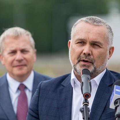 Marszałek Wojciech Saługa przemawia na konferencji prasowej o inwestycji PKW w Sobieski Coal Mine. (wygenerowano przez AI)
