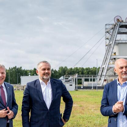 Marszałek Wojciech Saługa, prezydent Paweł Silbert i Wojciech Kamiński omawiają inwestycje w Zakładzie Górniczym Sobieski. (wygenerowano przez AI)