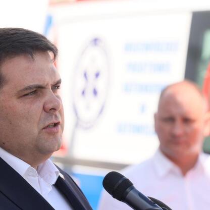 Zdjęcie przedstawia konferencję prasową dotyczącą modernizacji stacji WPR w Zabrzu. (wygenerowano przez AI)