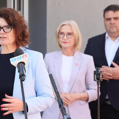 Wojewódzkie Pogotowie Ratunkowe w Zabrzu: konferencja prasowa o modernizacji stacji. (wygenerowano przez AI)