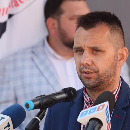 Zdjęcie przedstawia konferencję prasową dotyczącą modernizacji stacji WPR w Zabrzu, kosztującej 3,8 mln zł. (wygenerowano przez AI)