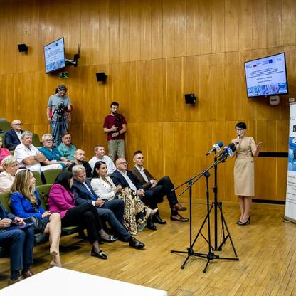 Wojewódzki Szpital Specjalistyczny im. św. Barbary w Sosnowcu: konferencja prasowa o modernizacji szpitala. (wygenerowano przez AI)