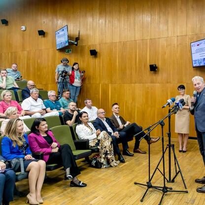 Wojciech Saługa, Marszałek Województwa Śląskiego, przemawia na konferencji prasowej w Wojewódzkim Szpitalu Specjalistycznym im. św. Barbary w Sosnowcu. (wygenerowano przez AI)