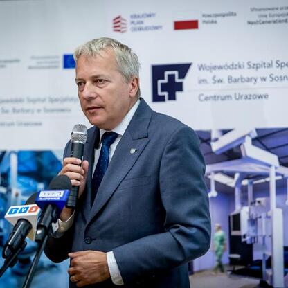 Marszałek Wojciech Saługa przemawia na konferencji prasowej o modernizacji Wojewódzkiego Szpitala Specjalistycznego im. św. Barbary w Sosnowcu. (wygenerowano przez AI)