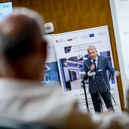 Wojciech Saługa, Marszałek Województwa Śląskiego, przemawia na konferencji prasowej w Wojewódzkim Szpitalu Specjalistycznym im. św. Barbary w Sosnowcu. (wygenerowano przez AI)
