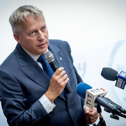 Marszałek Wojciech Saługa przemawia na konferencji prasowej o modernizacji Wojewódzkiego Szpitala Specjalistycznego im. św. Barbary w Sosnowcu. (wygenerowano przez AI)