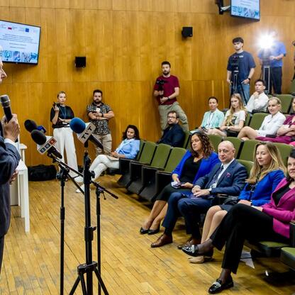Wojciech Saługa, Marszałek Województwa Śląskiego, przemawia na konferencji prasowej o inwestycji w Wojewódzki Szpital Specjalistyczny im. św. Barbary w Sosnowcu. (wygenerowano przez AI)