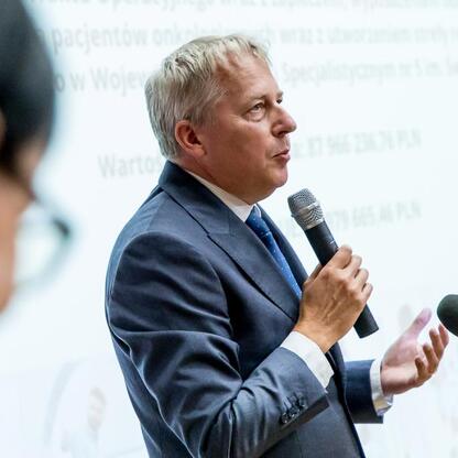 Marszałek Wojciech Saługa prezentuje inwestycję w Wojewódzki Szpital Specjalistyczny im. św. Barbary w Sosnowcu. (wygenerowano przez AI)