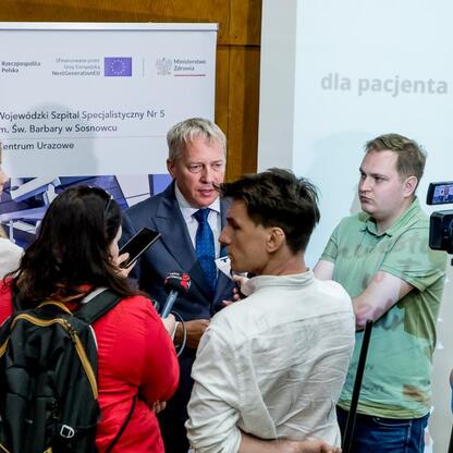 Wojciech Saługa, Marszałek Województwa Śląskiego, prowadzi konferencję prasową w Wojewódzkim Szpitalu Specjalistycznym im. św. Barbary w Sosnowcu, omawiając inwestycję w modernizację szpitala. (wygenerowano przez AI)
