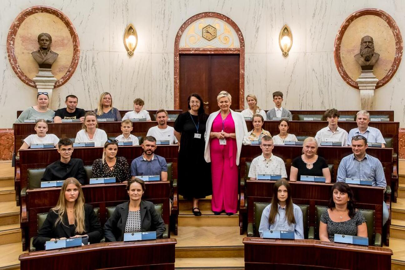 Zdjęcie przedstawia nocny widok Ronda Sztuki w Katowicach, oświetlonego i otoczonego nowoczesnymi budynkami. (wygenerowano przez AI)