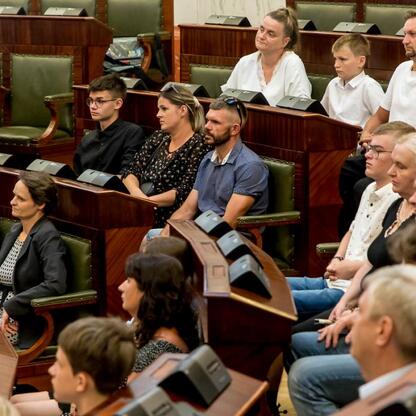 Zdjęcie przedstawia sesję w Sali Sejmu Śląskiego, uczestnicy uczą się o europejskich ideach. (wygenerowano przez AI)
