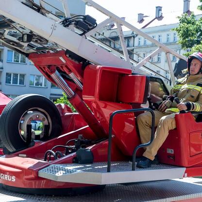 Firefighter in full gear preparing for a training exercise at the Silesian Voivodeship Marshal's Office. (wygenerowano przez AI)
