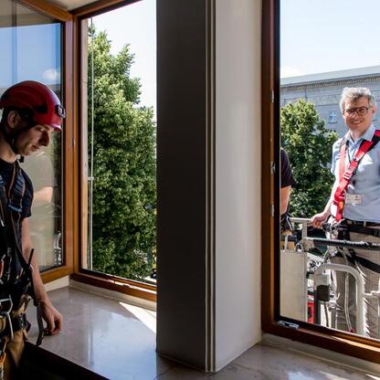 Praktyczne ćwiczenia ewakuacyjne w Urzędzie Marszałkowskim Województwa Śląskiego. (wygenerowano przez AI)