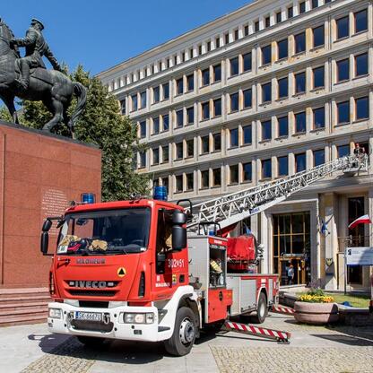 Szkolenie ewakuacyjne przed Urzędem Marszałkowskim Województwa Śląskiego w Katowicach. (wygenerowano przez AI)