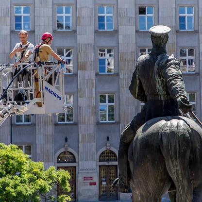 Szkolenie ewakuacyjne przed Urzędem Marszałkowskim Województwa Śląskiego w Katowicach. (wygenerowano przez AI)