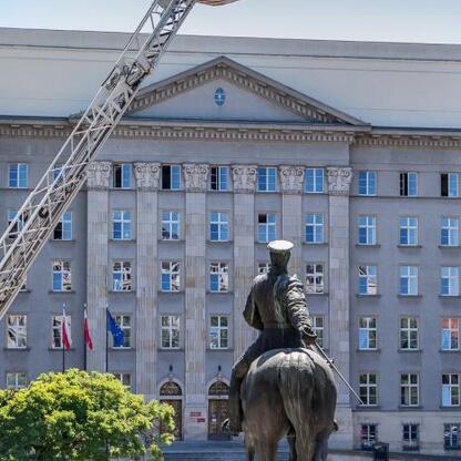 Szkolenie ewakuacyjne przed Urzędem Marszałkowskim Województwa Śląskiego w Katowicach. (wygenerowano przez AI)