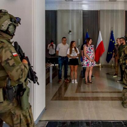Armaty w gmachu Urzędu Marszałkowskiego Województwa Śląskiego, ćwiczenia ewakuacyjne. (wygenerowano przez AI)