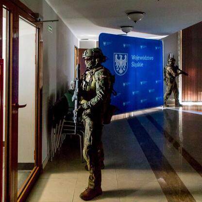 Armaty w gmachu Urzędu Marszałkowskiego Województwa Śląskiego w Katowicach. (wygenerowano przez AI)