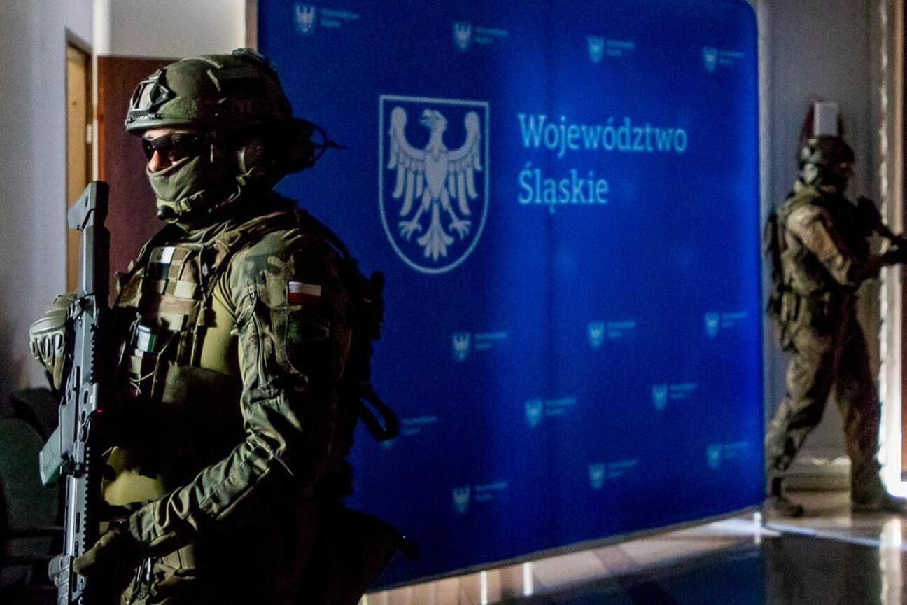 Armatrzowie w kamuflażu i ochronie, ćwiczący ewakuację w gmachu Urzędu Marszałkowskiego Województwa Śląskiego. (wygenerowano przez AI)