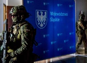 Armatrzowie w kamuflażu i ochronie, ćwiczący ewakuację w gmachu Urzędu Marszałkowskiego Województwa Śląskiego. (wygenerowano przez AI)