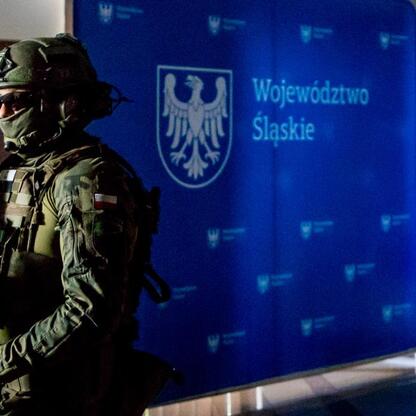 Dwa żołnierze w pełnym uzbrojeniu stoją przed sztandarem Województwa Śląskiego. (wygenerowano przez AI)