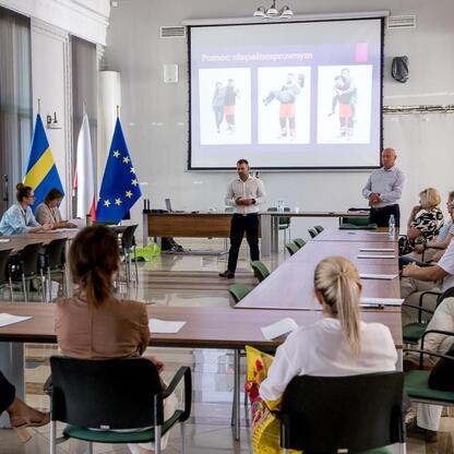 Zebrała się grupa pracowników Urzędu Marszałkowskiego Województwa Śląskiego na szkolenie z ewakuacji i obsługi agresywnych pacjentów. (wygenerowano przez AI)
